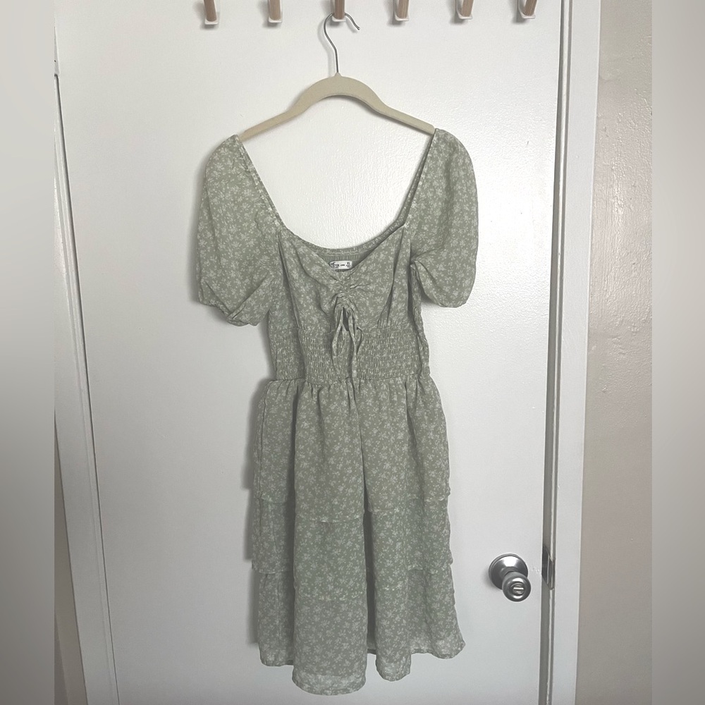 ✨ hollister chiffon tier floral dress ✨ - Picture 2 of 4